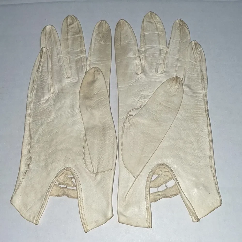 Vtg‎ cream colored leather gloves with lace detail